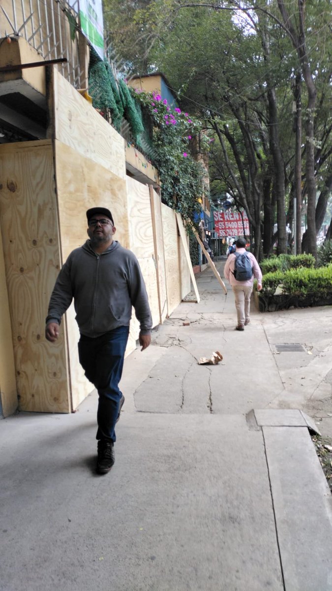 rolandomera's tweet photo. #DenunciaVecinal en Lázaro Cárdenas 919 @ColIndependenc1 @_Narvarte vecinas y vecinos denuncian demolición de casa unifamiliar.
No existe publicación vecinal, ni permisos visibles.
Ccp @locatel_mx @inveacdmx @BJAlcaldia
#CartelInmobiliarioDelPAN https://t.co/dkSvgK3NEK