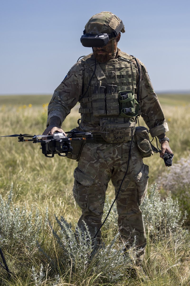 BritishArmy's tweet photo. Preparing for the future fight 🪖

On Exercise Rhino Bizz in Canada, soldiers from @16AirAssltBCT are training alongside the @CanadianArmy, integrating drones, electronic warfare, AI and precision fires to sharpen the Army's recce-strike capability 🇬🇧 🇨🇦

Read more ⬇️
https://t.co/P1srWobdLb