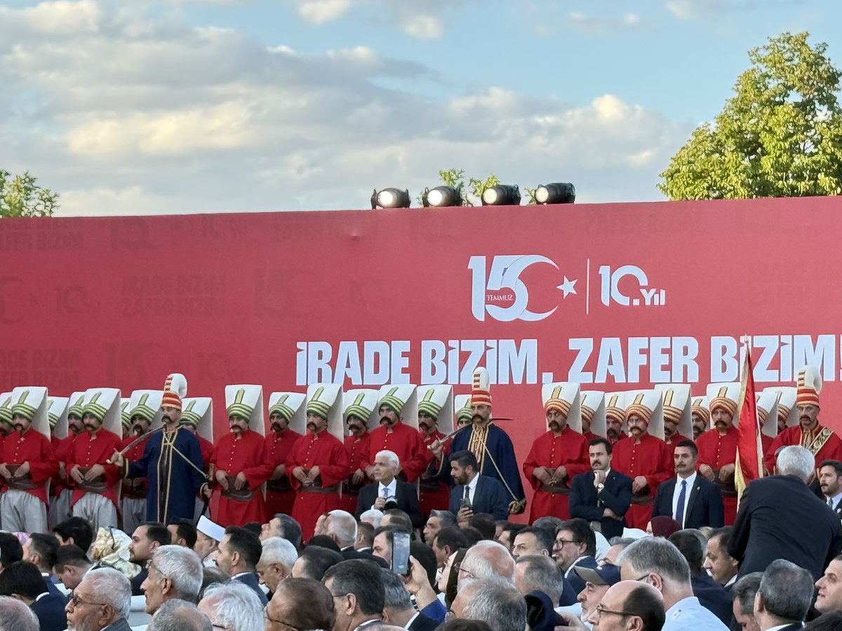 csezenirmak's tweet photo. 15 Temmuz Demokrasi ve Millî Birlik Günü’nün 10. yıl dönümü dolayısıyla, Cumhurbaşkanlığı İletişim Başkanlığımızın koordinasyonunda Ankara Millet Bahçesi’nde düzenlenen anma programına, Genel Başkanımız Sayın Mustafa Destici’ye eşlik ederek katıldım.

Cumhurbaşkanımız Sayın Recep Tayyip Erdoğan’ın hitaplarını dinlediğimiz programda, 15 Temmuz şehitlerimizi rahmetle, gazilerimizi minnet ve şükranla yâd ettik.

15 Temmuz; milletimizin iradesine, demokrasisine ve bağımsızlığına sahip çıktığı unutulmaz bir kahramanlık destanıdır. Aziz şehitlerimizi rahmetle, kahraman gazilerimizi minnetle anıyorum.

🇹🇷 Ruhları şad, mekânları cennet olsun.

#15Temmuz'un 10.Yılı