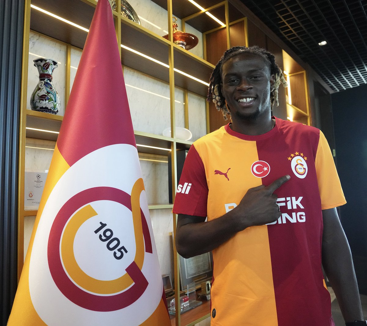 GalatasaraySK's tweet photo. ✍️ Lesley Ugochukwu, Galatasaray’da! 💛❤️ https://t.co/nYqC6lzpGs