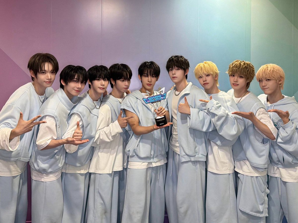 KJ_kpopfanboy95's tweet photo. 🏆 AHOF “RUN TO YOU” 1st win on Show Champion 260715.
Congratulations to @AHOF_official and FOHA! 🏃♂️🎉
#RUNTOYOU1stWin #RUN_TO_YOU1stWin
#AHOF7thWin #AHOF #아홉 https://t.co/C1H941sBZo