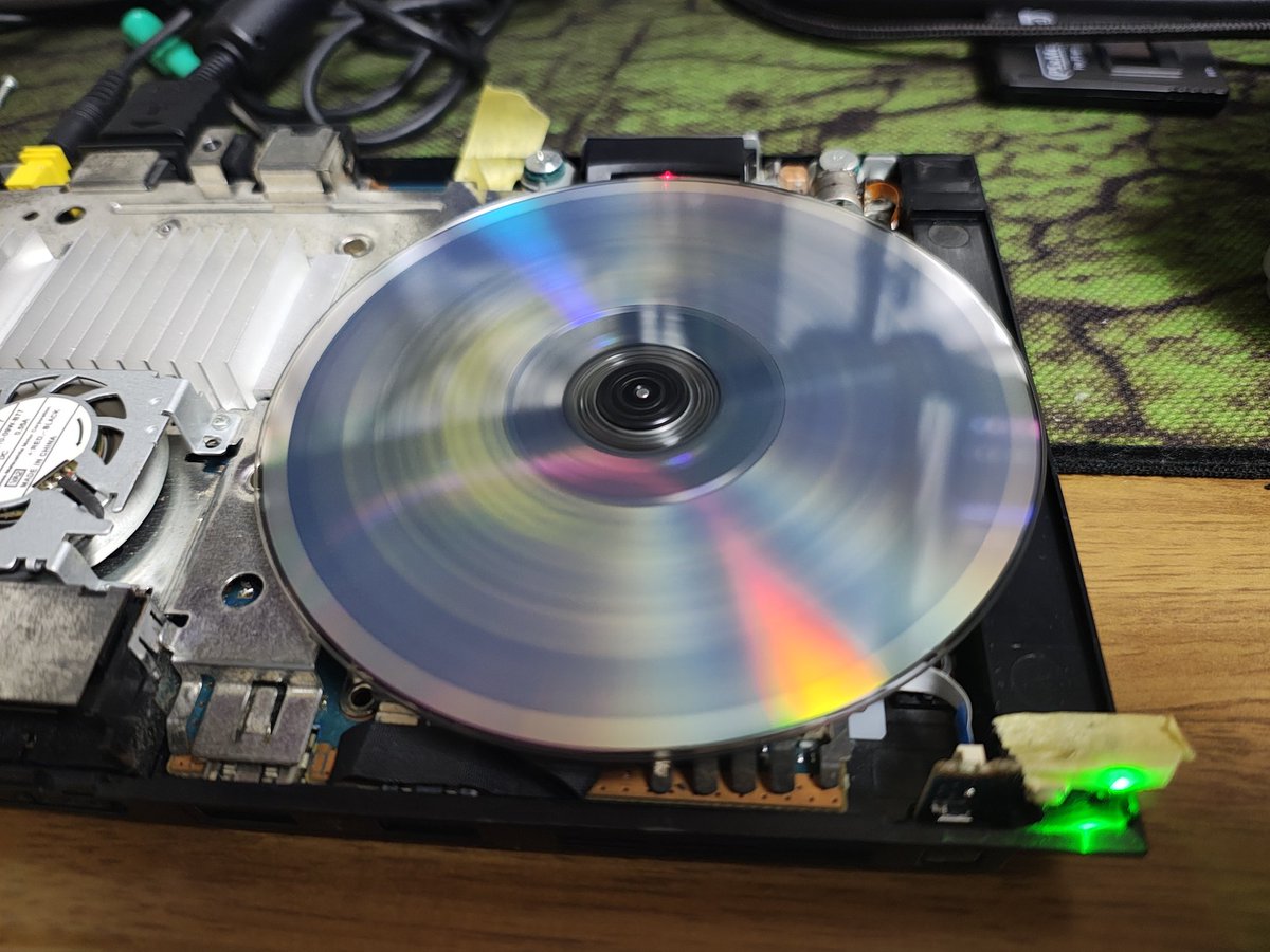 fesch33224's tweet photo. 原因判明
SCPH-70000のPS2のフレキ盛り上がりによる傷つき対策で取り付けしていた自作の治具がピックアップの奥の位置で干渉して行けないからって理由。
外したところ読み込むようにはなったが
続く https://t.co/nQPreNL9Q3