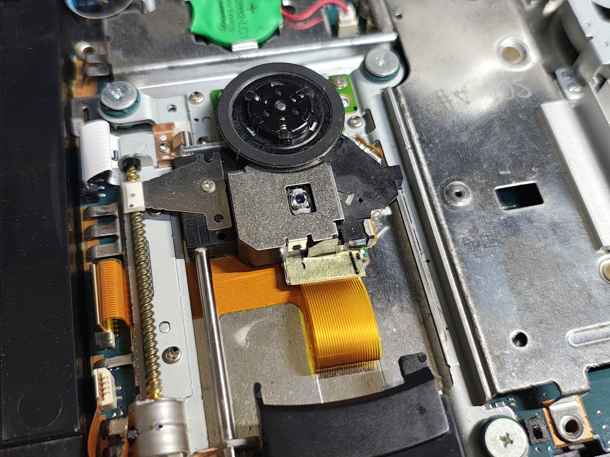 fesch33224's tweet photo. 原因判明
SCPH-70000のPS2のフレキ盛り上がりによる傷つき対策で取り付けしていた自作の治具がピックアップの奥の位置で干渉して行けないからって理由。
外したところ読み込むようにはなったが
続く https://t.co/nQPreNL9Q3