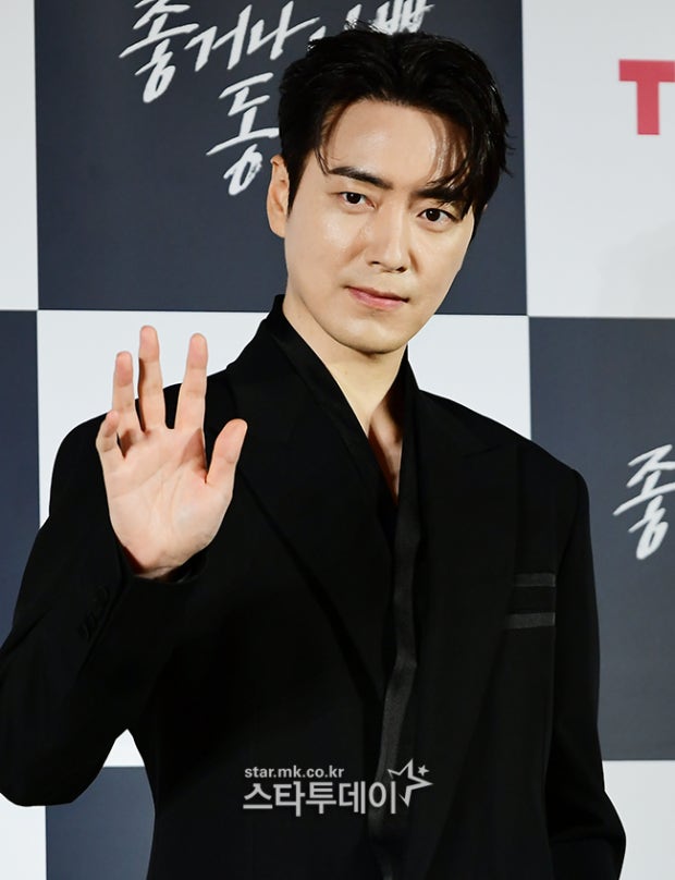 count4do's tweet photo. 남주 이준혁이면 안되는거야?
인상 개비슷한데 심지어 무고보다 더 샤프하게 잘생김 정의로운 캐릭터에 딱임
속직히 드라마 나오면 재가 무고였나 아닌가 맨날 2초씩고민함 
캐스팅팀 당장 하고 남주바꿔라 비슷하게 생겨서 실수! 했습니다 하면 넘어가 줄테니까시발 https://t.co/4kWcEklxRo