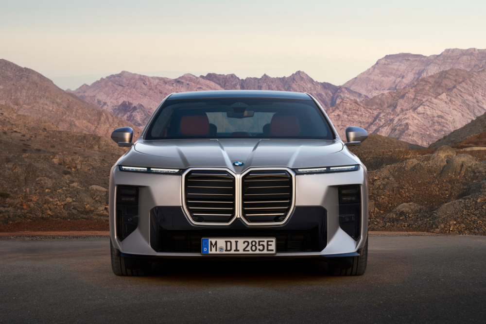 Fernipress's tweet photo. UVE12: Nuevo BMW Serie 7 https://t.co/bEtRuhHvt7 https://t.co/uT3lJTKXvx