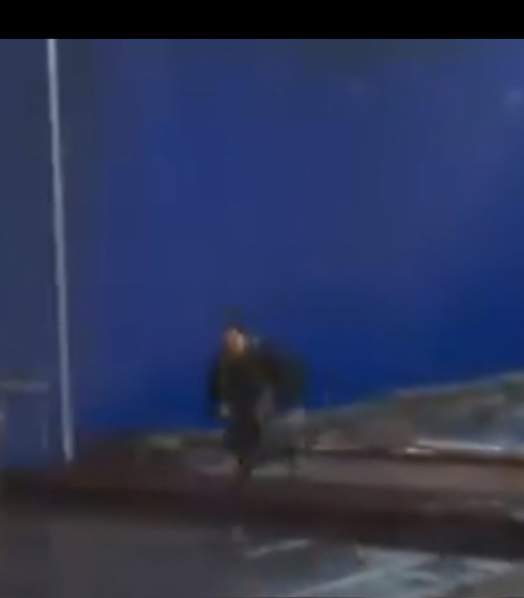 asterixks61108's tweet photo. @JuanEditzs Scene of Peter running across a rooftop as he change sinto his suit!!! With how he's dressed, maybe he goes from MJ's party to the Scorpion fight? https://t.co/sWuRq0fKe3