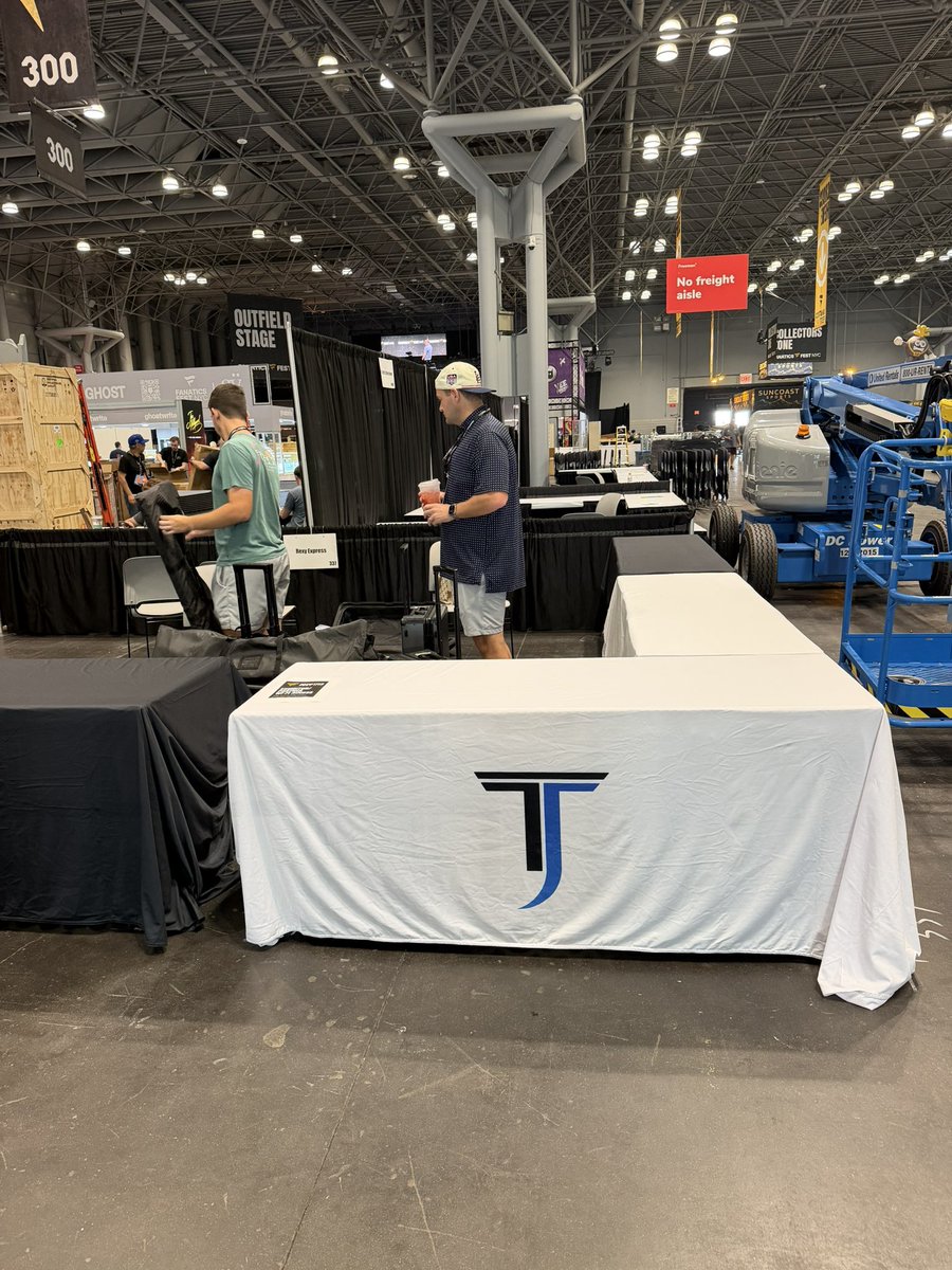 TJCardCollector's tweet photo. How to find my table at Fanatics Fest:

Walk through the entrance and see this immediately 

#ThankYouFatherFanatics https://t.co/Ly8Ru0BvKL