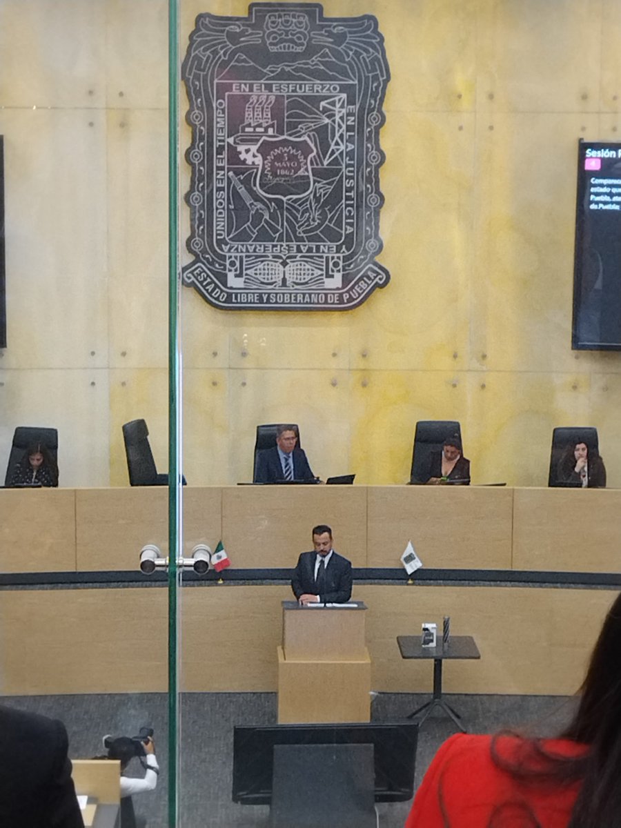 lolylemus's tweet photo. Comparece ante el Pleno del Congreso del Estado José Luis García Parra, Coordinador del Gabinete del gobierno del estado. Da a conocer los beneficios del proyecto de transporte por Cable. #Puebla #CableBus #congreso https://t.co/A4ruap3fxR