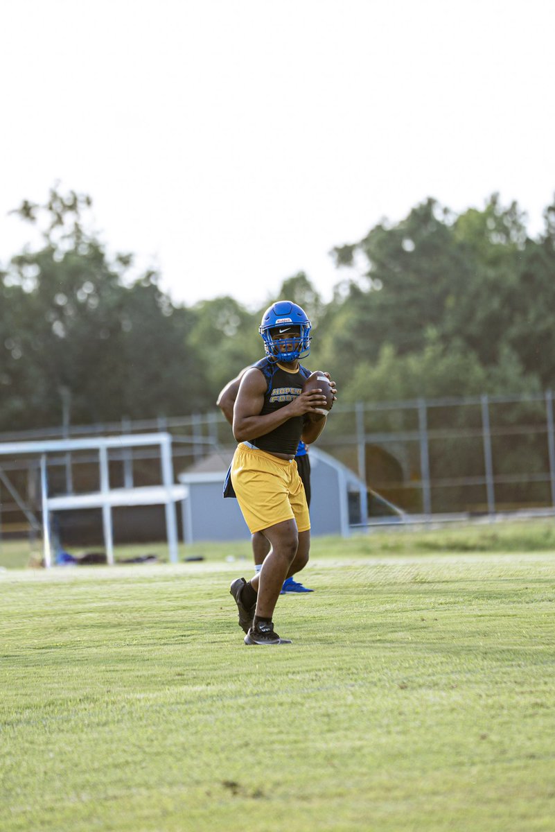qb_king7's tweet photo. Summer reps. Getting the timing down before the Friday lights. Freshman year loading… ⏳🏈 #ClassOf2030 #DualThreat #Hopewell https://t.co/K3HYzJxlNS