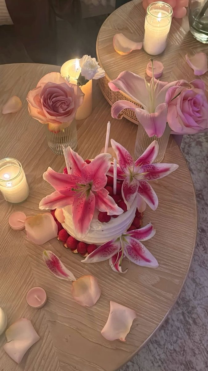 dreamyflowerrs's tweet photo. lilies cake https://t.co/gZqb7IjAL7