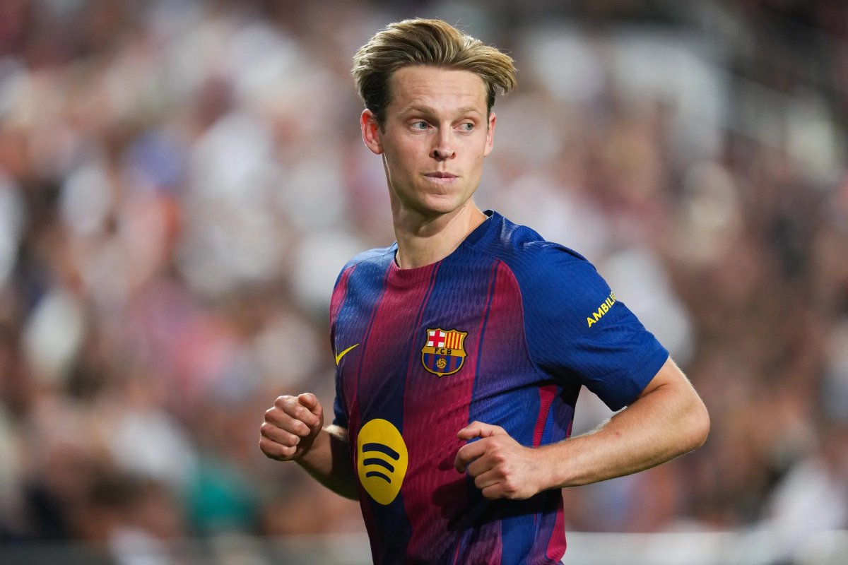 BarcaUniversal's tweet photo. 🚨 BREAKING: Barcelona and Frenkie de Jong have met up to discuss his knee injury.

The club suggested surgery, but it's likely that he opts for a conservative treatment.

He's expected be out for around 4 months.

— @rsalmurri https://t.co/kp8X9t5AEB