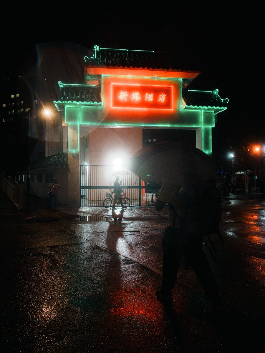 derryainsworth's tweet photo. Neon rain in Hong Kong 🇭🇰 https://t.co/Df1nHpMMgH