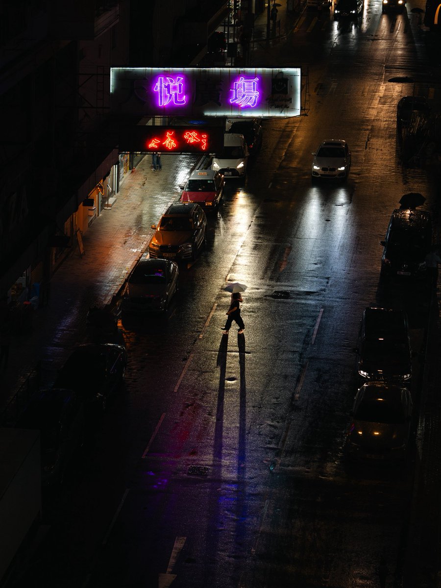 derryainsworth's tweet photo. Neon rain in Hong Kong 🇭🇰 https://t.co/Df1nHpMMgH