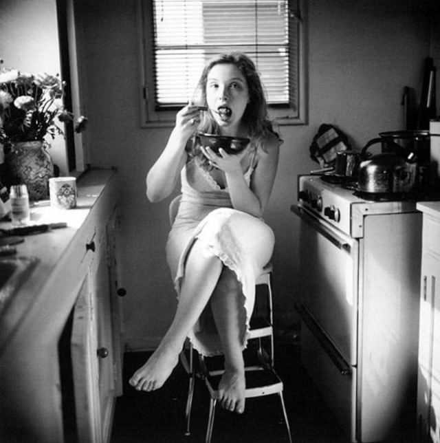TheCinesthetic's tweet photo. Julie Delpy by Véronique Vial, 1998 https://t.co/otBHQJUalV