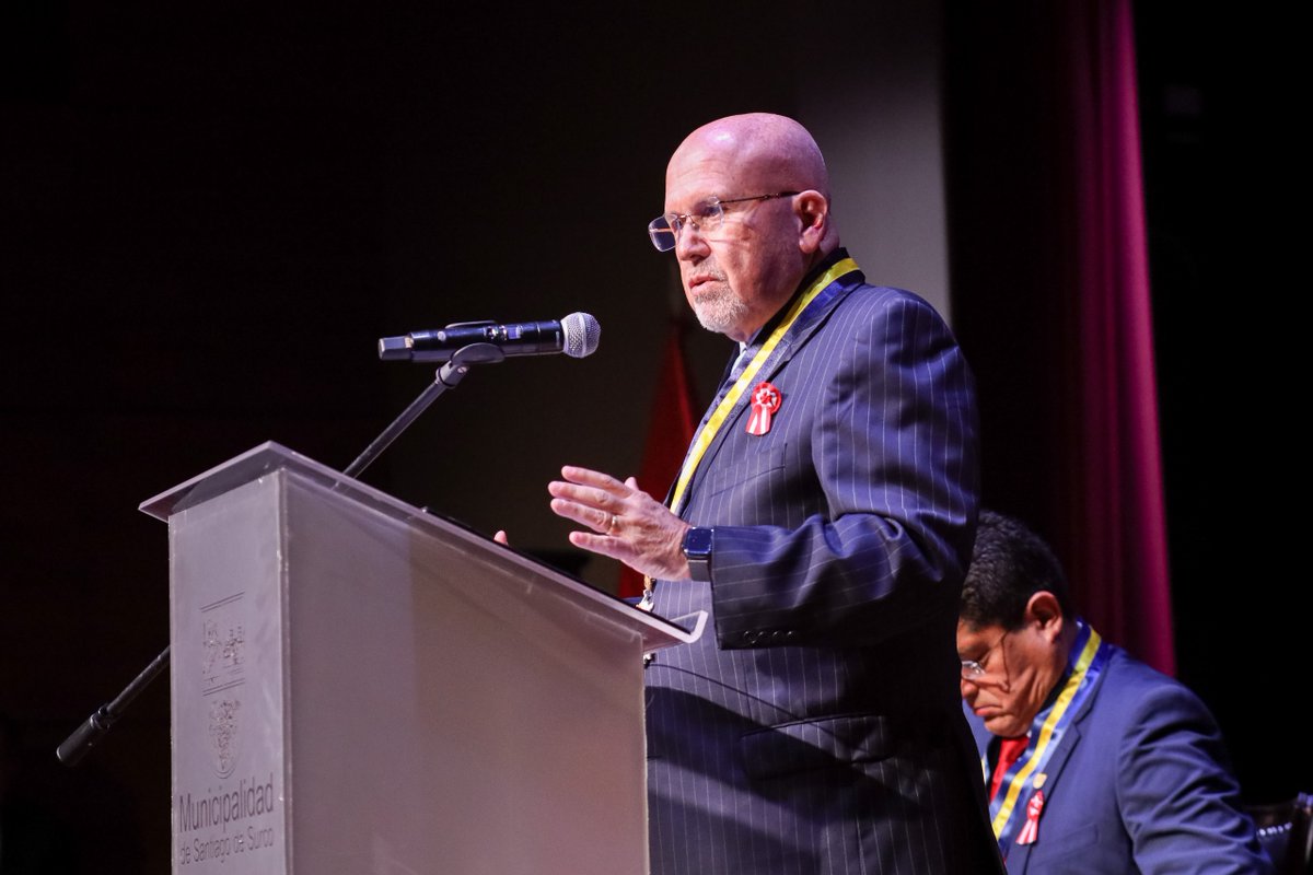 Carlos_Bruce's tweet photo. 🇵🇪 Vecinos, conmemoramos el 205.° aniversario de la Independencia del Perú en una emotiva Sesión Solemne, donde renovamos nuestro compromiso de seguir trabajando unidos por un país con más oportunidades y un mejor futuro.

Durante esta ceremonia también tuvimos el honor de reconocer, con la Orden Santiago Apóstol, a ciudadanos e instituciones que destacan por su vocación de servicio y su valioso aporte a nuestra comunidad.

#SurcoEstáMejorYSeNota #CarlosBruce #TechitoBruce
