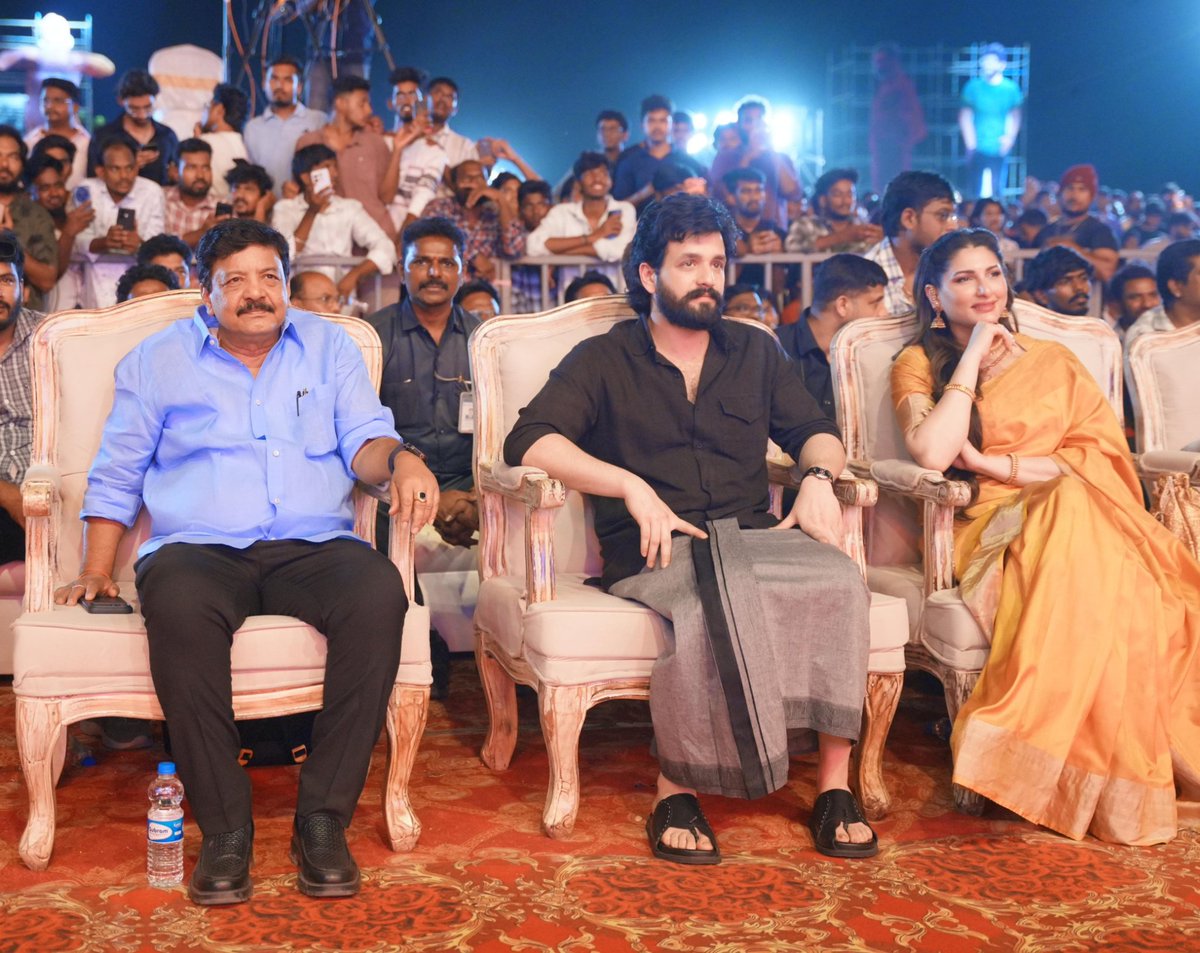 kanduladurgesh's tweet photo. ప్రముఖ నటుడు అక్కినేని అఖిల్ నటించిన "లెనిన్" చిత్రం బ్లాక్‌బస్టర్ గా నిలిచిన శుభసందర్భంగా గుంటూరులో నిర్వహించిన విజయోత్సవ వేడుకలో పాల్గొనడం జరిగింది.

గ్రామీణ నేపథ్యంతో, విలువలతో కూడిన కథను ప్రేక్షకులకు అద్భుతంగా అందించిన దర్శకుడు మురళి కిషోర్ గారికి, నిర్మాతలు శ్రీ అక్కినేని నాగార్జున గారికి, శ్రీ సూర్యదేవర నాగవంశీ గారికి, హీరో శ్రీ అక్కినేని అఖిల్ గారికి అలాగే చిత్ర బృందం అంతటికీ హృదయపూర్వక అభినందనలు తెలియజేస్తున్నాను.

అఖిల్ గారి కఠోర శ్రమ, అంకితభావం, అద్భుత నటన ఈ విజయానికి ప్రధాన బలంగా నిలిచాయి. ఇలాంటి నాణ్యమైన చిత్రాలు ప్రేక్షకుల ఆదరణ పొందడం తెలుగు సినీ పరిశ్రమకు శుభపరిణామం.

గౌరవ ముఖ్యమంత్రి శ్రీ నారా చంద్రబాబు నాయుడు గారు, గౌరవ ఉప ముఖ్యమంత్రి శ్రీ పవన్ కళ్యాణ్ గార్ల నాయకత్వంలో ఆంధ్రప్రదేశ్‌లో సినీ పరిశ్రమ అభివృద్ధికి కూటమి ప్రభుత్వం కట్టుబడి పనిచేస్తోంది. సినిమా షూటింగ్‌లకు సింగిల్ విండో అనుమతులు, మెరుగైన మౌలిక సదుపాయాలు, పెట్టుబడులను ప్రోత్సహించే సమగ్ర జీవో ద్వారా రాష్ట్రాన్ని సినీ నిర్మాణానికి అనువైన గమ్యస్థానంగా తీర్చిదిద్దుతున్నాం.

ఈ సందర్భంగా ఆగస్టు 8, 9 తేదీల్లో గుంటూరులో నిర్వహించనున్న 'అమరావతి చిత్ర కళావీధి' కార్యక్రమ పోస్టర్‌ను హీరో అఖిల్ గారు, చిత్ర బృందం, సాంస్కృతిక & సృజనాత్మక సమితి చైర్ పర్సన్ శ్రీమతి తేజస్వి పొడపాటి గారితో కలిసి ఆవిష్కరించడం జరిగింది.

@AkhilAkkineni8 @AnnapurnaStdios 

#Lenin