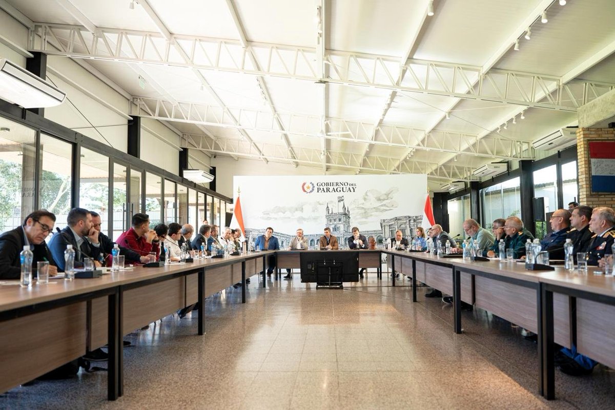 luisbello_asu's tweet photo. Ordenar la casa = Prepararnos mejor

Participé de la reunión encabezada por el presidente Santiago Peña para coordinar acciones ante la llegada del fenómeno El Niño.

Trabajamos juntos para cuidar a los vecinos de Asunción. https://t.co/HnDH7fQLk7