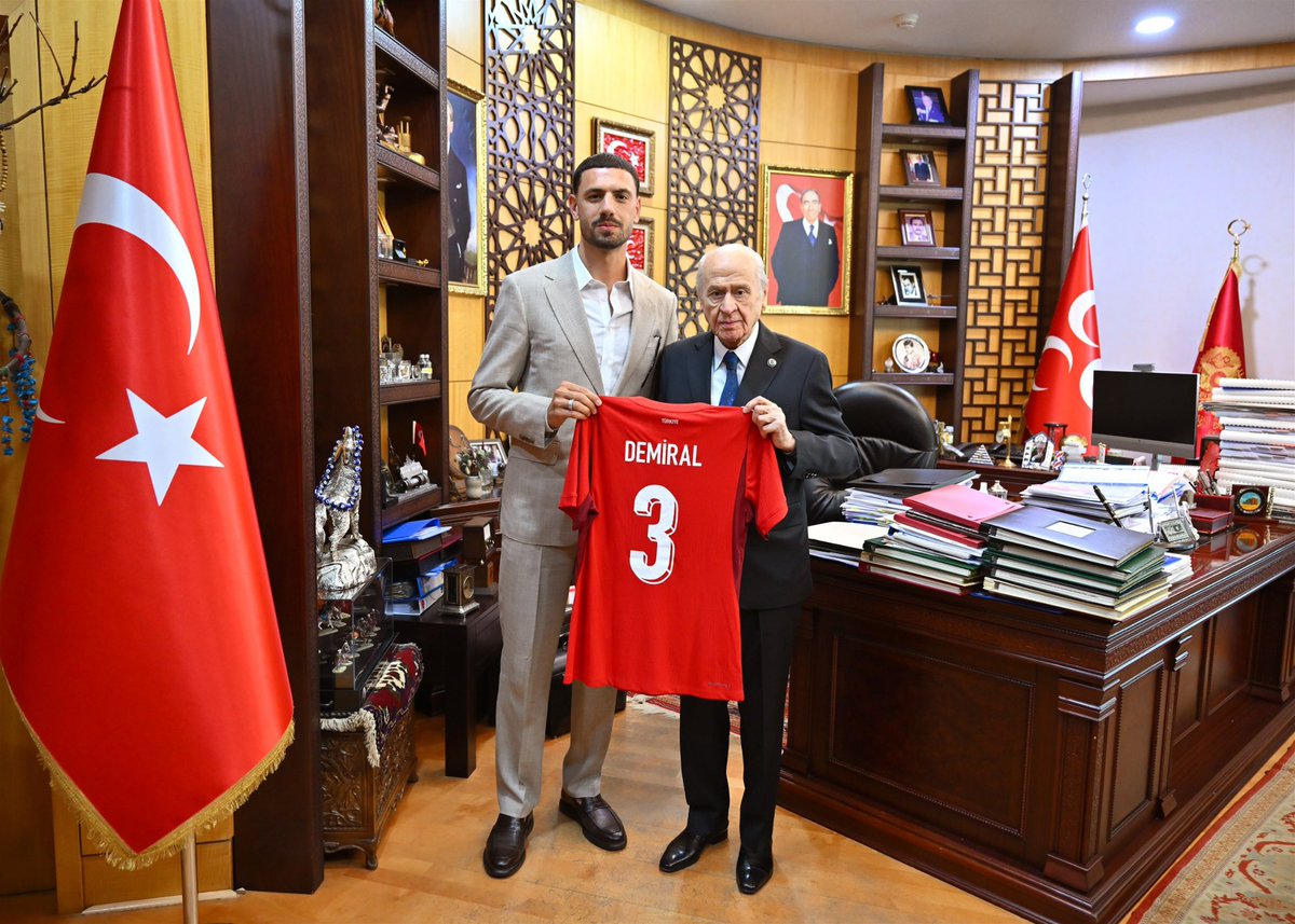 omersanli04's tweet photo. A Millî Futbol Takımımız oyuncularından Merih Demiral, Liderimiz Sayın Devlet Bahçeli'yi makamında ziyaret ederek kendilerine şahsi formasını takdim etmişlerdir. https://t.co/wpLAd3LB30