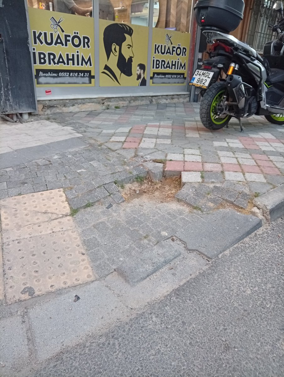 Gunay317's tweet photo. @BagcilarBld @muhtarhakan @BagcilarFen @yasinyildizbb  Çınar mahallesi 852 sokak no 8 ve 828 sokak no 1 önünde kaldırımda çökme var onarım gerekiyor teşekkürler. https://t.co/fKxNYLsRBh