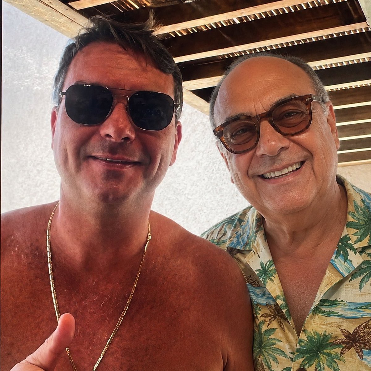 clarke_de_souza's tweet photo. Flávio Bolsonaro tira foto com Carlos Lacerda depois de sair da praia de Copacabana. https://t.co/JLUob5ymTx