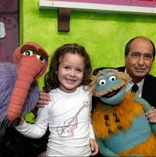 Telecanal's tweet photo. EL CONCIERTAZO. Programa infantil. Juegos, concursos y variados personajes. Uno de ellos es una Hada muy cariñosa, que reparte besos entre los niños; también dos avispas y dos bailarines que dan clases de ballet. Conduce Fernando Argenta. Sábados y domingos, a las 09:00 horas. https://t.co/1nGkeMH2Jm