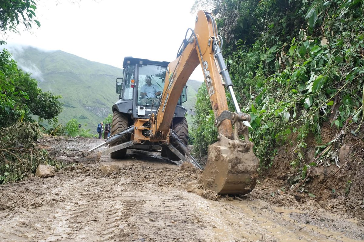 1anoticiass's tweet photo. Ya se encuentra habilitada la vía en la vereda Moniquirá, sector Gormu, en #Pisba, #Boyacá.
Maquinaria amarilla de la @GobBoyaca y de la Alcaldía, han estado presente desde el primer día de la emergencia por las fuertes lluvias, hoy la comunidad vuelve a tener paso. https://t.co/1c8kuSrhQG