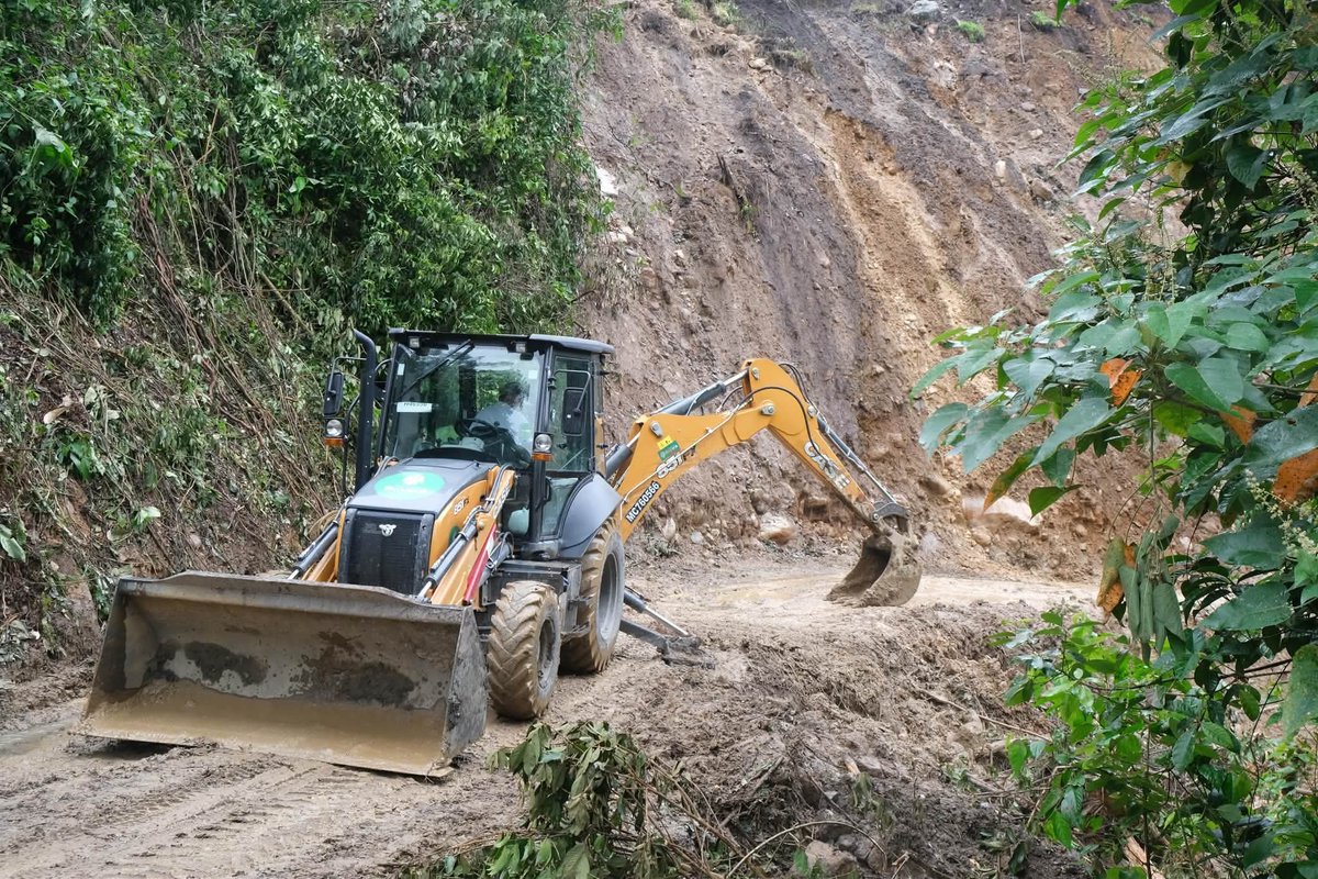 1anoticiass's tweet photo. Ya se encuentra habilitada la vía en la vereda Moniquirá, sector Gormu, en #Pisba, #Boyacá.
Maquinaria amarilla de la @GobBoyaca y de la Alcaldía, han estado presente desde el primer día de la emergencia por las fuertes lluvias, hoy la comunidad vuelve a tener paso. https://t.co/1c8kuSrhQG