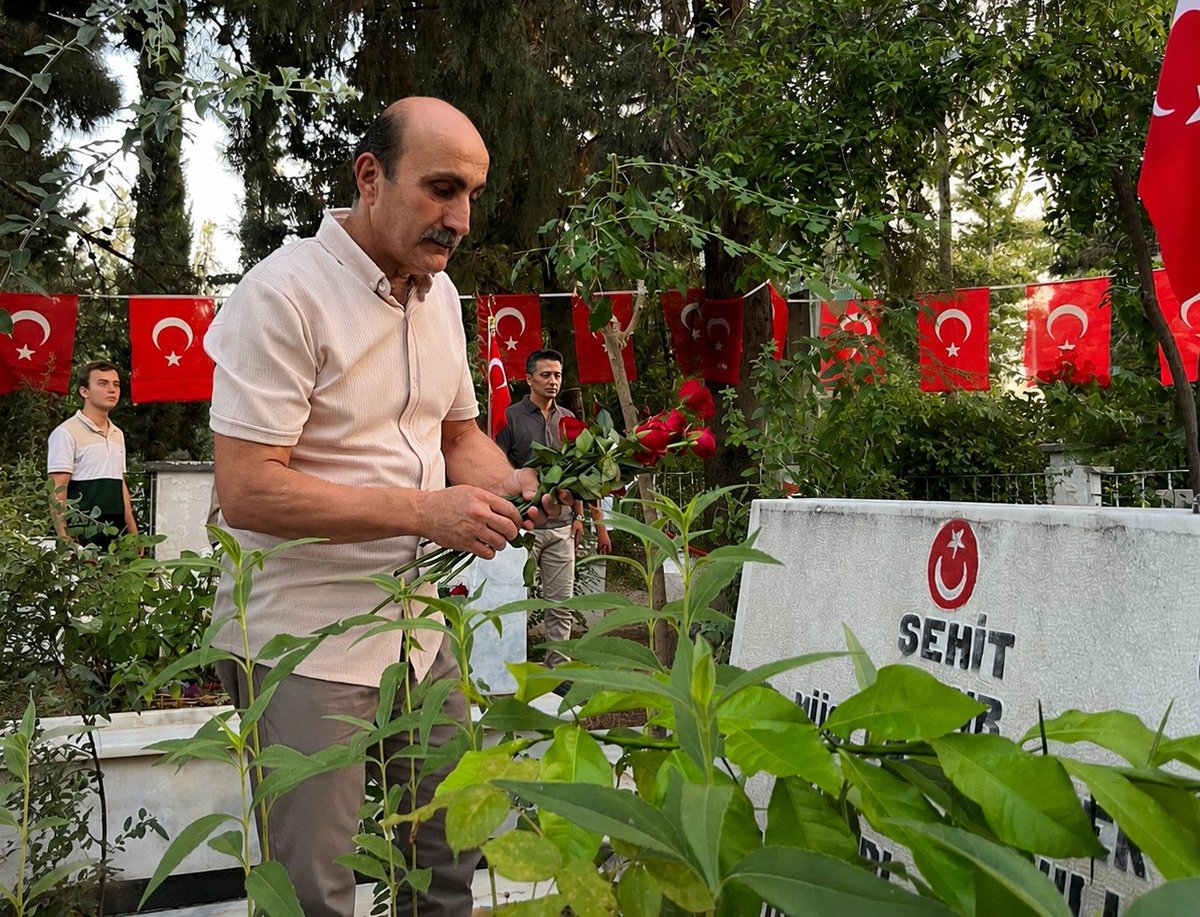 nizipaparti's tweet photo. Anahtar Parti Nizip İlçe Başkanımız Sayın İbrahim Halil Aykut ve beraberindeki heyetimiz, 15 Temmuz Demokrasi ve Millî Birlik Günü kapsamında düzenlenen yürüyüşe katılarak şehitliğimizi ziyaret etmişlerdir.

@yavuzagiraliog
@anahtarparti

#AsırlıkGece #15temmuz https://t.co/1G7gX8wcs0