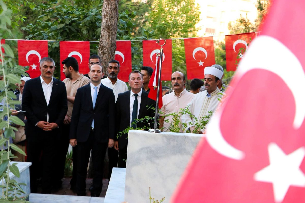 nizipaparti's tweet photo. Anahtar Parti Nizip İlçe Başkanımız Sayın İbrahim Halil Aykut ve beraberindeki heyetimiz, 15 Temmuz Demokrasi ve Millî Birlik Günü kapsamında düzenlenen yürüyüşe katılarak şehitliğimizi ziyaret etmişlerdir.

@yavuzagiraliog
@anahtarparti

#AsırlıkGece #15temmuz https://t.co/1G7gX8wcs0