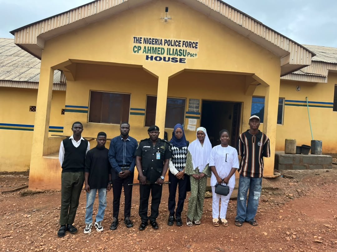 FUNAAB_SUG's tweet photo. Yesterday, we paid a courtesy visit to the Divisional Police Officer (DPO) and officers of the Harmony Police Division as part of our commitment to strengthening collaboration and promoting the safety and welfare of FUNAABites. https://t.co/DDrLv068Uy