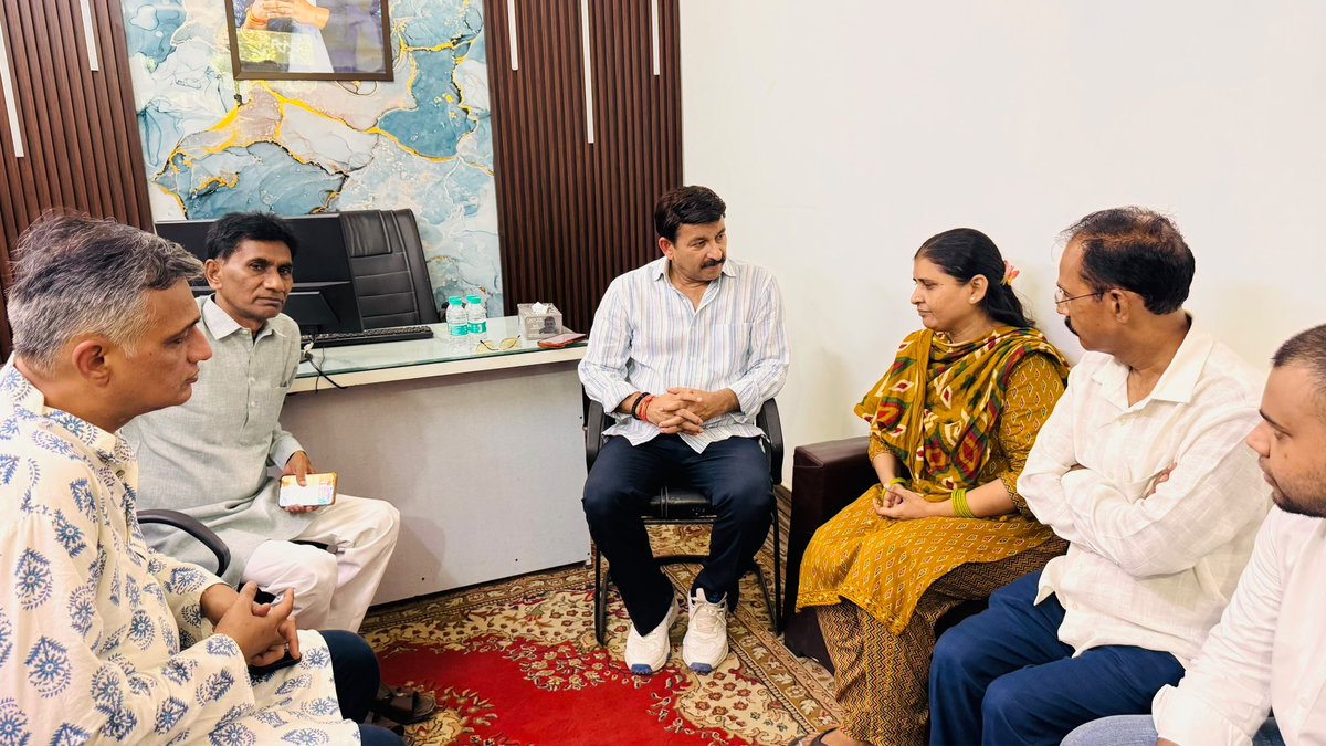 ManojTiwariMP's tweet photo. हमारी लोकसभा के नंद नगरी वार्ड से पूर्व निगम पार्षद प्रत्याशी भाई भारत माहौर जी के हृदयाघात से आकस्मिक निधन का समाचार अत्यंत दुःखद एवं पीड़ादायक है।

आज जिलाध्यक्ष मास्टर विनोद जी एवं अनेक कार्यकर्ताओं के साथ उनके निवास पर पहुँचकर शोकाकुल परिवार से भेंट की तथा अपनी गहरी संवेदनाएँ व्यक्त कीं।

ईश्वर से प्रार्थना है कि दिवंगत पुण्यात्मा को अपने श्रीचरणों में स्थान प्रदान करें तथा शोकाकुल परिवार को इस असहनीय दुःख को सहन करने की शक्ति एवं संबल प्रदान करें।

ॐ शांति। 🙏