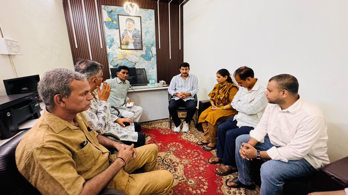ManojTiwariMP's tweet photo. हमारी लोकसभा के नंद नगरी वार्ड से पूर्व निगम पार्षद प्रत्याशी भाई भारत माहौर जी के हृदयाघात से आकस्मिक निधन का समाचार अत्यंत दुःखद एवं पीड़ादायक है।

आज जिलाध्यक्ष मास्टर विनोद जी एवं अनेक कार्यकर्ताओं के साथ उनके निवास पर पहुँचकर शोकाकुल परिवार से भेंट की तथा अपनी गहरी संवेदनाएँ व्यक्त कीं।

ईश्वर से प्रार्थना है कि दिवंगत पुण्यात्मा को अपने श्रीचरणों में स्थान प्रदान करें तथा शोकाकुल परिवार को इस असहनीय दुःख को सहन करने की शक्ति एवं संबल प्रदान करें।

ॐ शांति। 🙏