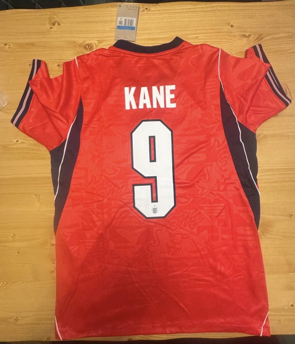 GxLdeTenagliiaa's tweet photo. Formato clarísimo para hoy, luciré esta camiseta.

Sir Harry Kane 🫡 https://t.co/YWkWnlyLTJ