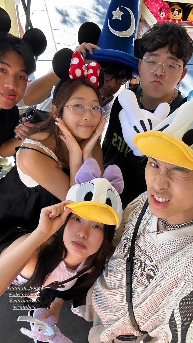 micosource's tweet photo. 140726 #MICO enjoying @Disneyland with @/nathan_hongk, @/sleepyreggy, @/chiabiee, @/doublej2046 &amp; @/doan_haydenz 🏰✨️

#micotoronto #disney #mickeymouse https://t.co/UJwekhlsvw