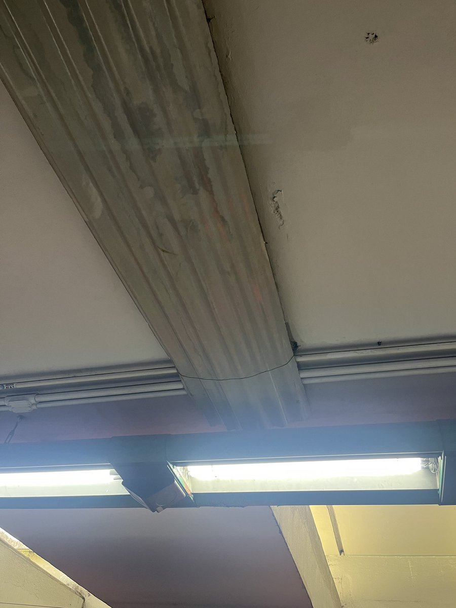 Rulo_Lobo's tweet photo. Una estación del #metro @MetroCDMX la viga, de la  #cdmx que por no ser ruta del mundial no tuvo el privilegio a ser maquillada, perdón, reparada @ClaraBrugadaM https://t.co/430OQkyfWy
