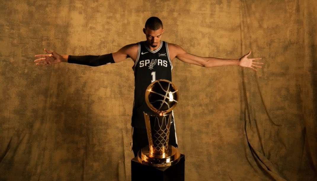 slalslovesports's tweet photo. @BiggySpurs Wemby when its time to touch jewelry https://t.co/W2m4U0c0TM