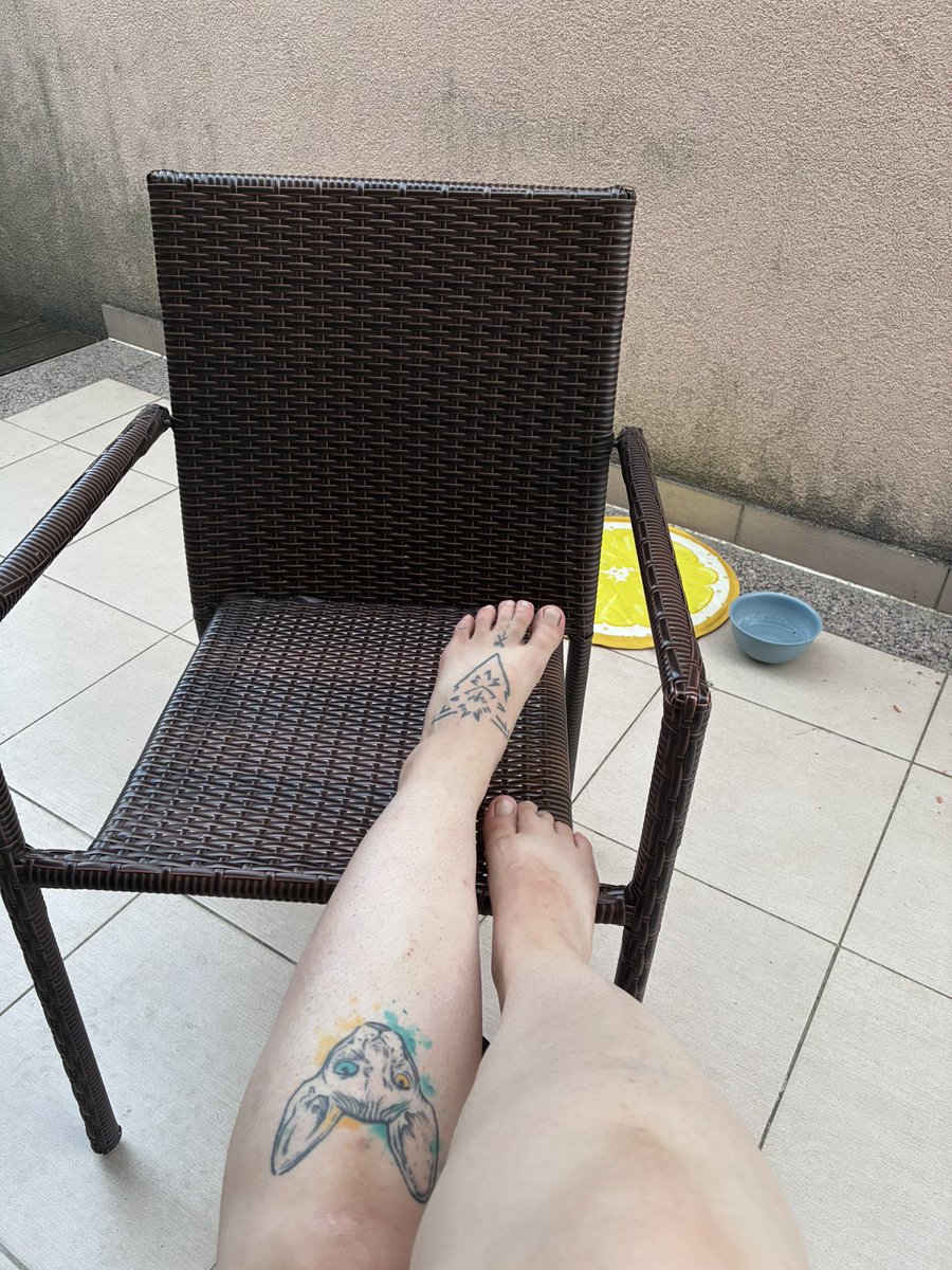 MissKittyStar's tweet photo. Chillin in garden 
#Feet #footfetısh #chilling #summervibe https://t.co/AmGFG1WNdR
