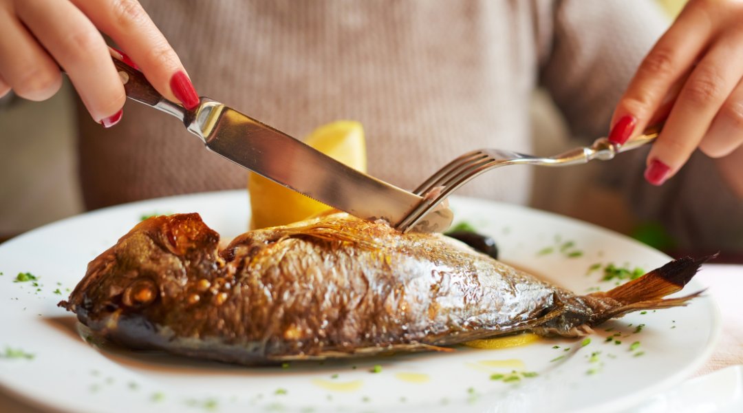 Virgili7's tweet photo. 3.
• Avui dinarem (o ‘soparem’...) peix➡️Avui, PER DINAR (o ‘per sopar’...), MENJAREM peix.

Observeu que, en els tres primers exemples, el complement directe depèn del verb FER i, en el darrer, de MENJAR, dos verbs que sí que són transitius.

A les illes, l'últim exemple, + https://t.co/QIS58LiRxD