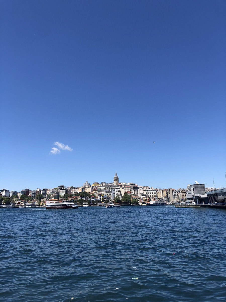 Snowffllakee's tweet photo. İstanbul’la başlayalım🥹 dünyanın en güzel şehri değilse bir şey bilmiyorum beni aynı anda hem çok zorlayıp hem de hayatımın en güzel yıllarını yaşattı her biri ayrı saate ayrı yerde çekilmiş  binlerce resmi var telefonumda tekrar görüşene dek kendine iyi bak canım istanbul🥹🥹🥹 https://t.co/Gy30pWnQH3
