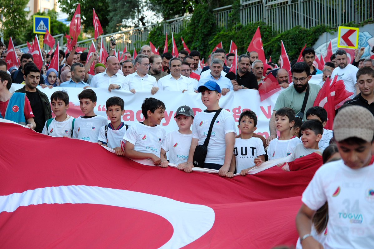 abalin's tweet photo. O gün gibi bugün de…
Omuz omuza yürüdük...
Yan yana durduk...
Tek yürek olduk...

Kaymakamımız Sn. Cemil Özgür Öneği, Belediye Başkanımız Sn. Yasin Kartoğlu, teşkilatımız ve kıymetli komşularımızla birlikte Sular Vadisi'nde gerçekleştirdiğimiz 15 Temmuz Demokrasi ve Millî Birlik Günü Gençlik Yürüyüşünde; birlik ve beraberliğimizin sarsılmaz iradesini bir kez daha ortaya koyduk.

Çünkü biliyoruz ki;
Bu millet bir olduğu sürece hiçbir güç Türkiye'nin istiklaline ve istikbaline zincir vuramaz.
Rabbim kardeşliğimizi daim, devletimizi kaim eylesin.

🇹🇷 #ZaferBizim #15Temmuz #TürkiyeYüzyılı