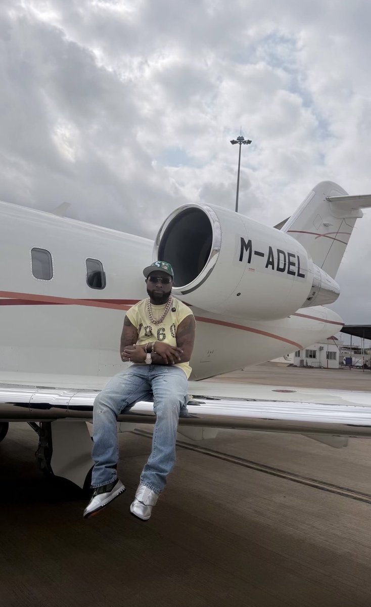 Allezamani's tweet photo. Davido sitting on his father’s private Jet. https://t.co/xPjoVKjmDA