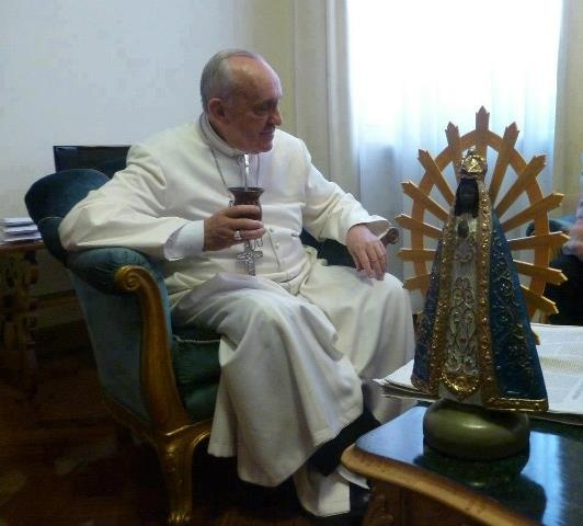 zephyrxnthes's tweet photo. entre las muchas imágenes con fuerza mística que podríamos compartir hoy, les dejo una foto de francisco tomando mate con LA VIRGEN DE LUJAN AL LADO https://t.co/1PH4zu4HYJ