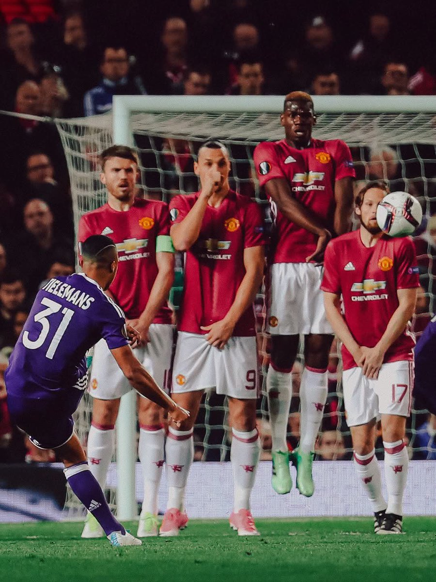 RedDevilLatino's tweet photo. Recuerdo de cuando Manchester United enfrentó al Anderlecht de Youri Tielemans en la UEFA Europa League que ganamos en 2017.

Vean nadamás esa barrera: Michael Carrick (quien va a ser el D.T. de Youri), Zlatan Ibrahimović, Paul Pogba y Daley Blind.

QUÉ PEDAZO DE FOTO! 📸 https://t.co/wIYruROxRT