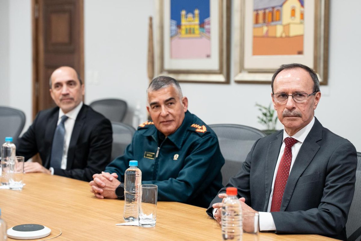 PresidenciaPy's tweet photo. El presidente de la República, Santiago Peña, se reunió con el ministro de Defensa de Brasil, José Múcio Monteiro, donde acordaron fortalecer la cooperación conjunta de las Fuerzas Armadas para garantizar la seguridad fronteriza y combatir el crimen organizado transnacional. https://t.co/qk9FzeXvBb
