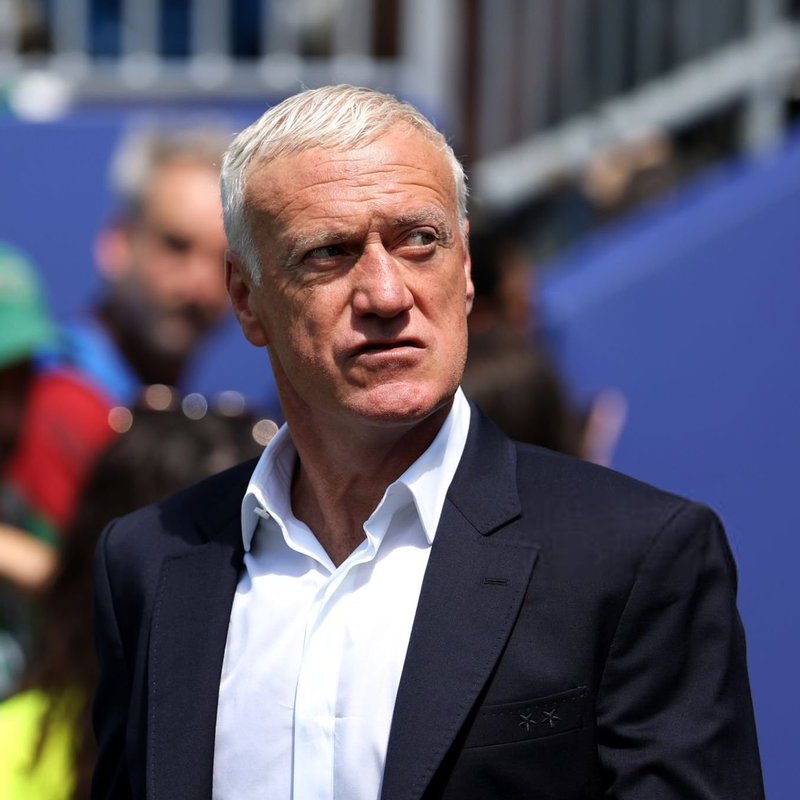 ActuFoot_'s tweet photo. 🚨 « Le sujet c’est plutôt toi : TE DEMANDER SI T’AS LE NIVEAU POUR ENTRAÎNER UNE DEMI-FINALE ?!?! » 🥶

Christophe Dugarry 🇫🇷 DÉTRUIT DIDIER DESCHAMPS (son ancien coéquipier) et remet en question son bilan chez les Bleus 👇 :

🗣️ « Il a brillé durant toute sa carrière en équipe de France sans faire briller son équipe collectivement et en faisant passer d’abord les individualités…

On m'a dit que Deschamps est le plus grand sélectionneur des Bleus de l'histoire… On m’a dit : "On joue pas bien avec Deschamps mais on gagne !". SUR 6 COMPÉTITIONS, IL EN GAGNÉ UNE. ☝️

Au final, il a le même palmarès qu'Aimé Jacquet et Roger Lemerre...

À chaque fois qu’il parle des attaquants, il dit qu’il laisse de la liberté à ses attaquants mais la liberté… ÇA VEUT TOUT ET RIEN DIRE. La liberté tu la donnes quand tu sais plus organiser quoi que ce soit et que tu sais pas faire jouer tes gars… 💥

J’espère que cette équipe va progresser sur son collectif et bien comprendre qu’aujourd’hui que si tu n’as pas un collectif ni de style identifié… TU NE PEUX PAS ALLER AU BOUT ! 🫵

Heureusement qu’il a le record de victoires, IL EST RESTÉ 72 ANS. 😂 »

🎙️ @Rothensenflamme