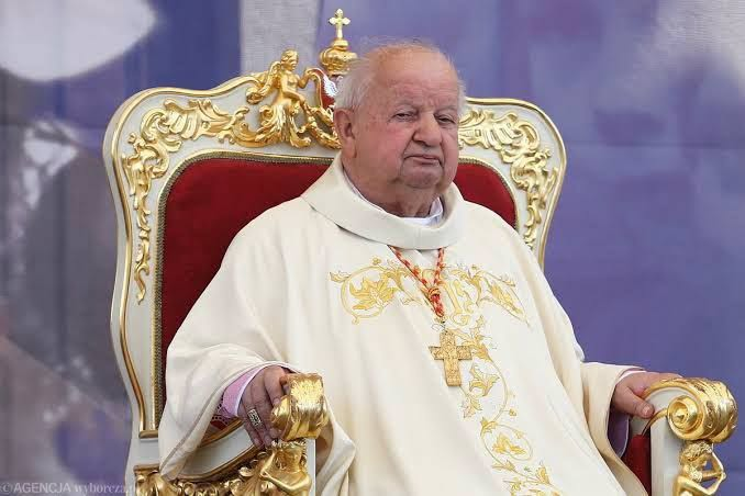zdzisawrodzik's tweet photo. Cyrk i skandal na najwyższych obrotach! Sąd w Krakowie chce przesłuchać kardynała Stanisława Dziwisza w sprawie pedofilii w Kościele – ofiara domaga się zadośćuczynienia za lata cierpienia. A co robi „książę Kościoła”? Nie przyjdzie. Jest za stary, za chory, ma urlop w Watykanie. https://t.co/sZNPX8fUbs