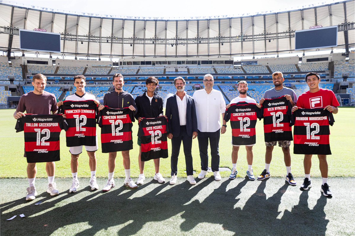 maracana's tweet photo. Os craques do UTS já entraram no clima do Rio!

Hoje, sete atletas do torneio receberam das mãos de Fred Nantes, CEO do Maracanã, uma camisa personalizada do Flamengo como lembrança da passagem pela Casa do Inesquecível! 🏟️🔴⚫

O criador do torneio, Patrick Mouratoglou, e os tenistas Tallon Griekspoor, Francisco Cerúndolo, Cameron Norrie, Guto Miguel, Corentin Moutet, Nick Kyrgios e Brandon Nakashima ainda conheceram de perto o gramado Maraca!
