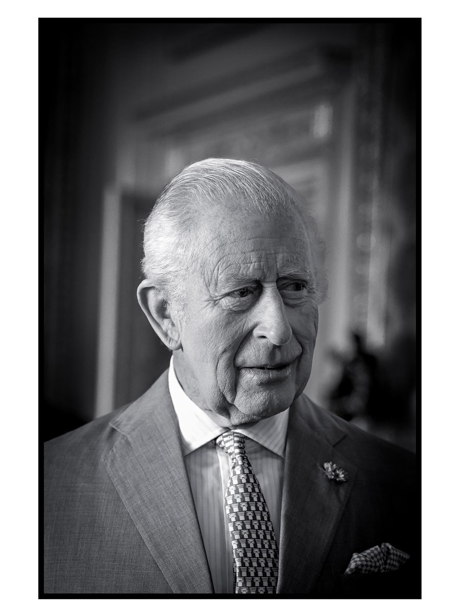 sarahdiaryz's tweet photo. The new portrait of His Majesty The King was taken at Windsor Castle today 

📸 Andrew Parsons https://t.co/3BVfGTEwMR