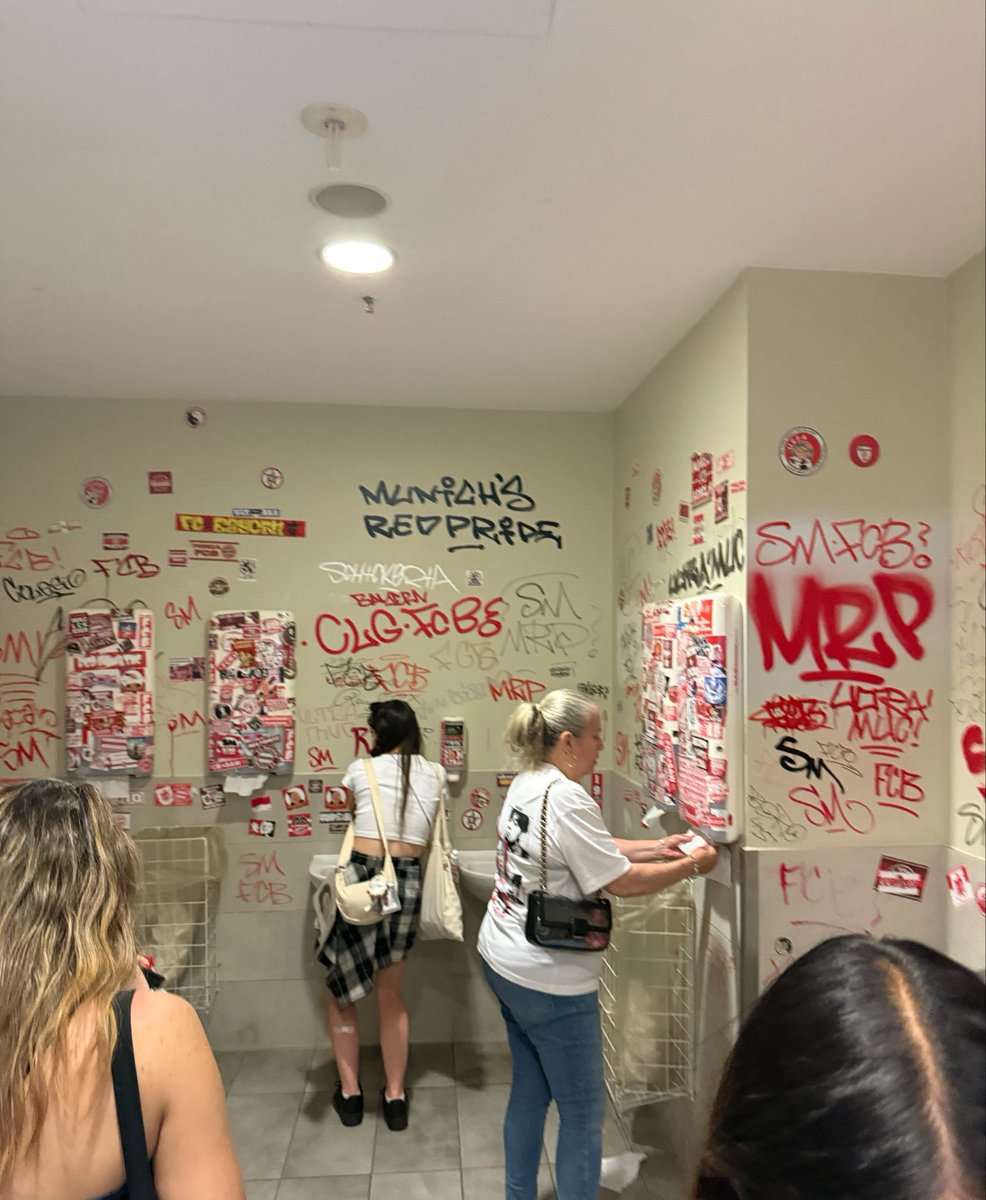 GHXSTGLR's tweet photo. raga comunque la cosa più traumatica erano i cessi allo stadio a monaco https://t.co/Sk3y7k5UPT