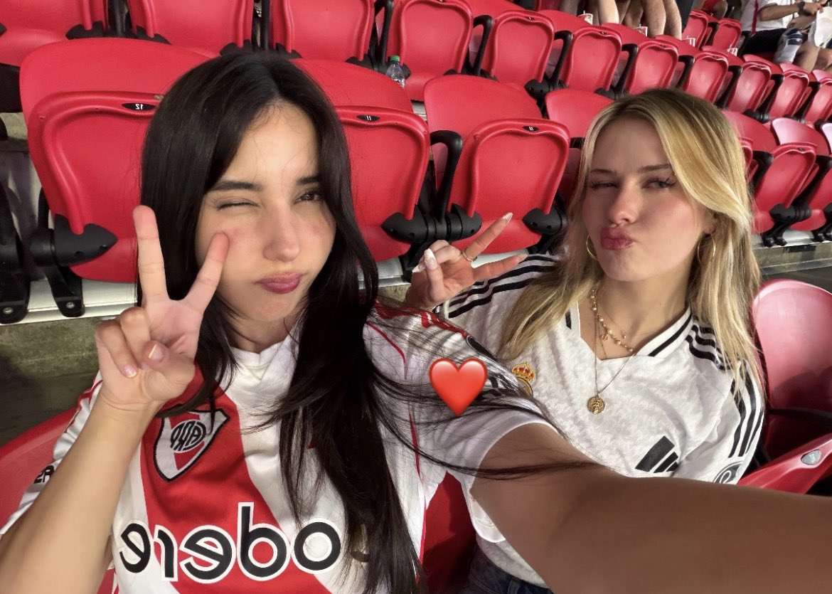willowsrry's tweet photo. hanna had to make sure dream didn’t have no fun ideas while being surrounded by argentina’s so she came too 💀💀 https://t.co/GQOjXpFRX8